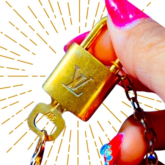 LOUIS VUITTON #307 Lock & Key w/Star, Skeleton Key, & Infinity Symbol Charm. EUC - Picture 4 of 7